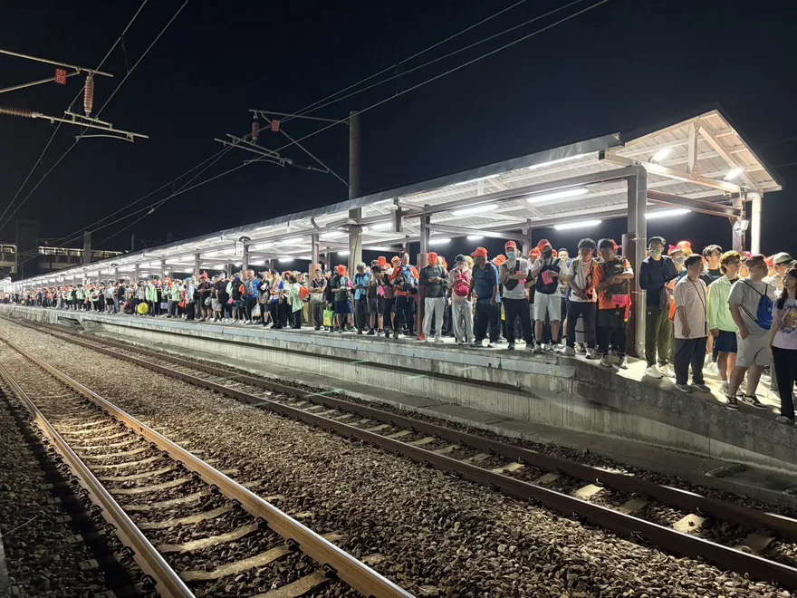粉紅超跑魅力！台鐵白沙屯站月台擠爆　高鐵苗栗站運量刷新高