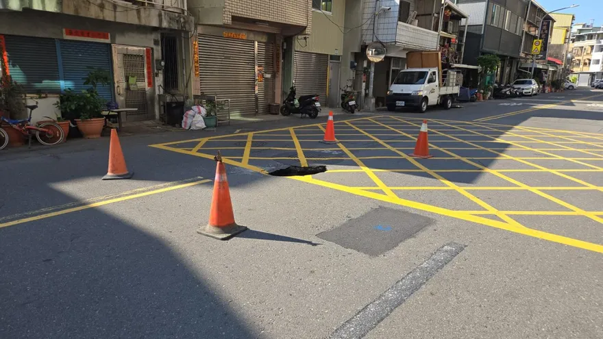 鳳山瑞春街路面下陷2.5公尺！汙水管線破損掏空地基