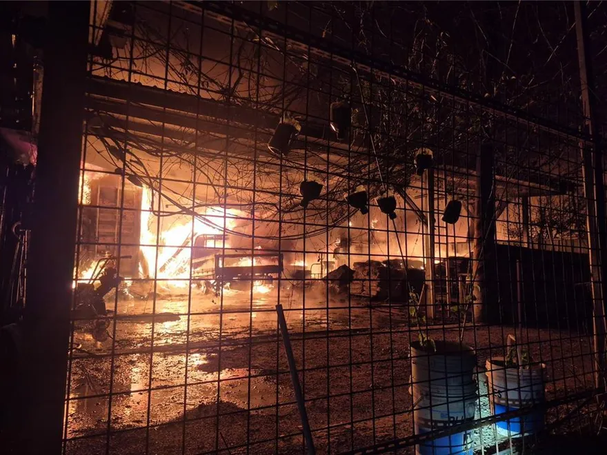 爆炸聲不斷！桃園大溪鐵皮倉庫大火　消防出動42人迅速撲滅