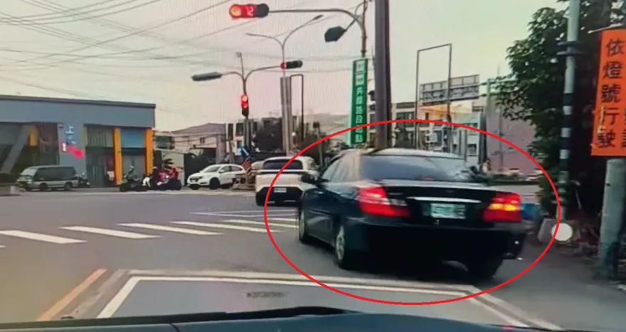 嘉義里長震怒：我沒闖紅燈！　網看行車紀錄器畫面全不挺