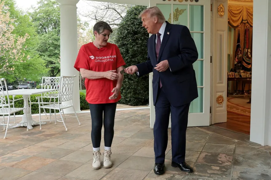 宣傳政策？川普白宮叫外送　掏100美元給外送員小費