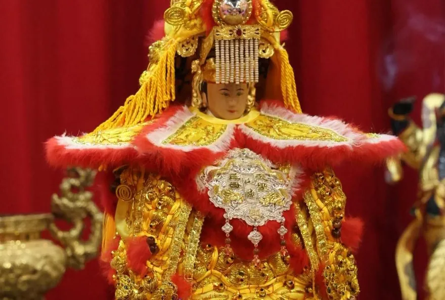 「時尚轎主」山邊媽神衣自己決定　廟方：被請示出來的玫瑰