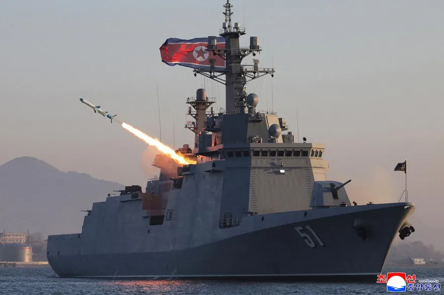 金正恩親視察！北韓5千噸驅逐艦試射飛彈　加速打造海軍艦隊