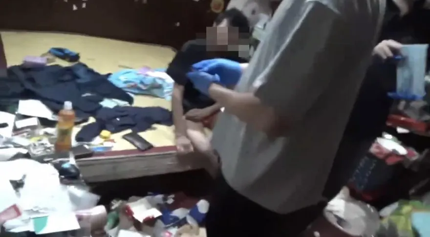 影/萬華男半夜「僵」站路邊　警上門搜索查獲毒品逮人