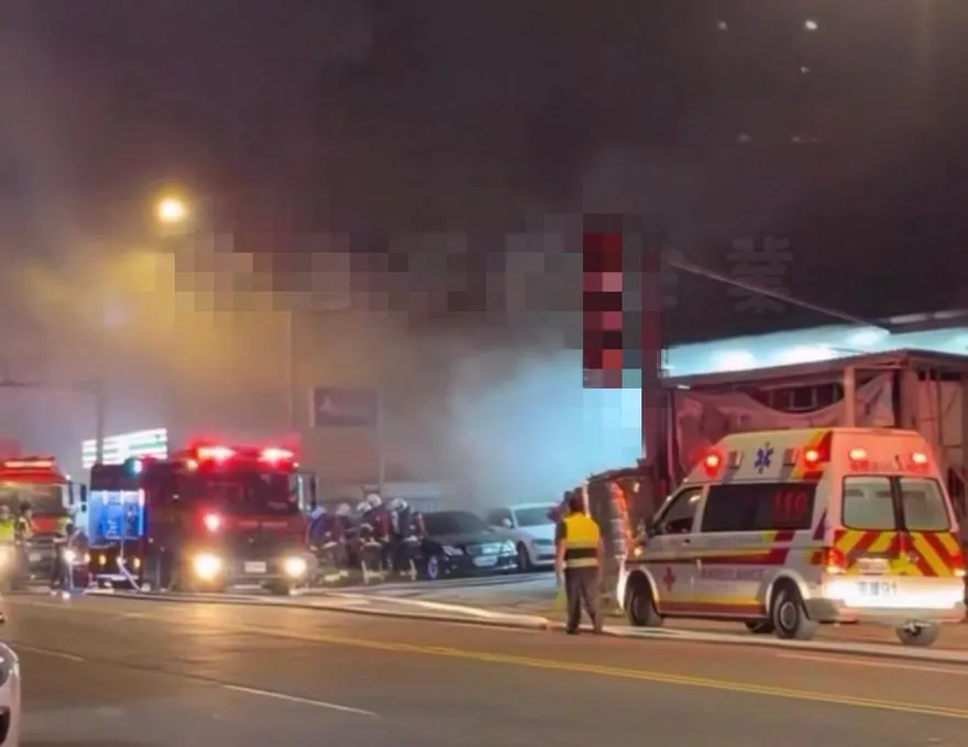 影/新北驚見大型火警！「工廠全面燃燒」現場一度封路