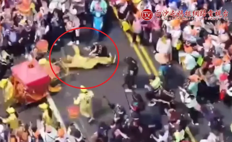 影/白沙屯媽祖「衝鎮瀾宮」轎班大哥慘摔　廖大乙揭2原因