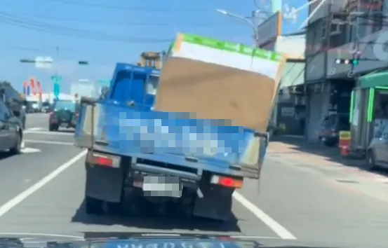 影/貨物未綁牢！鳳山小貨車「歪腰」行駛　危險畫面曝