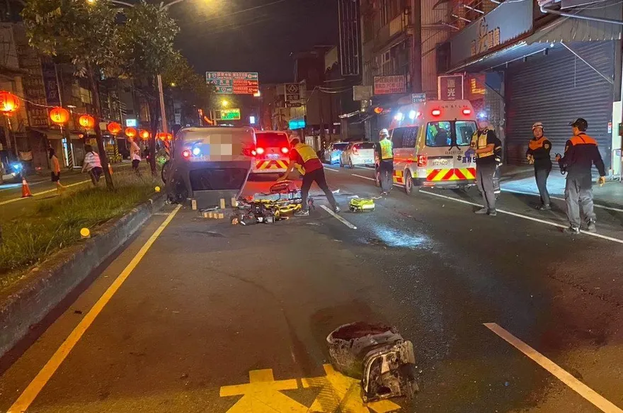 影/回天乏術！屏東街頭嚴重翻車「男駕駛重創身亡」