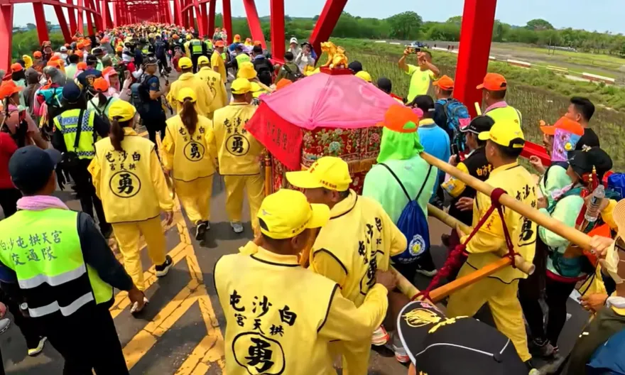影/無懼封橋！白沙屯媽領萬人直衝西螺大橋　震撼空拍曝