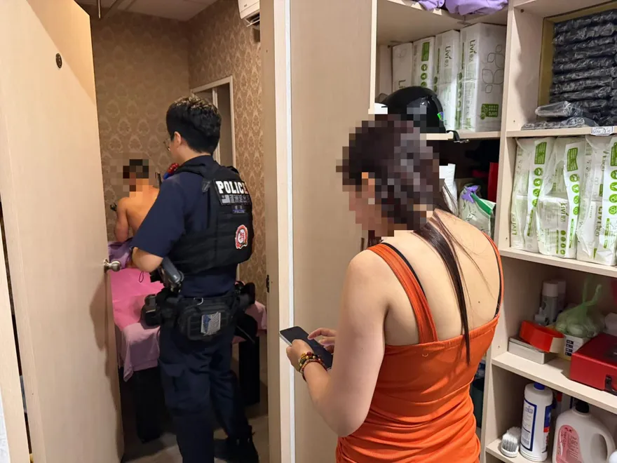 影/蘆洲粉味養生館「嫩妹變辣媽」！警逮光溜溜底迪男客