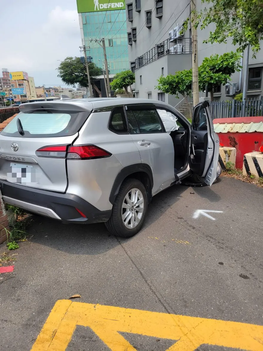 影/高雄鳳山71歲嬤駕駛自小客突失控！　2傷送醫