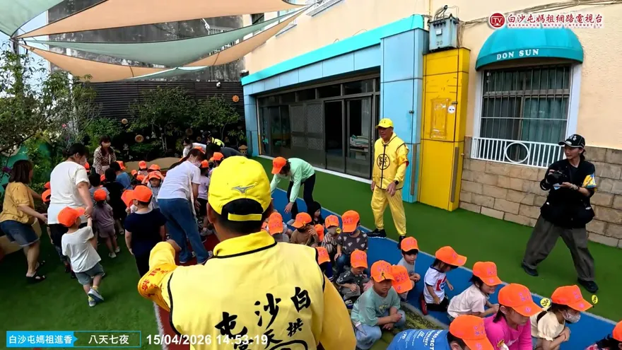 影/「粉紅超跑」母愛爆表！驚喜現身幼兒園　孩童體驗鑽轎腳