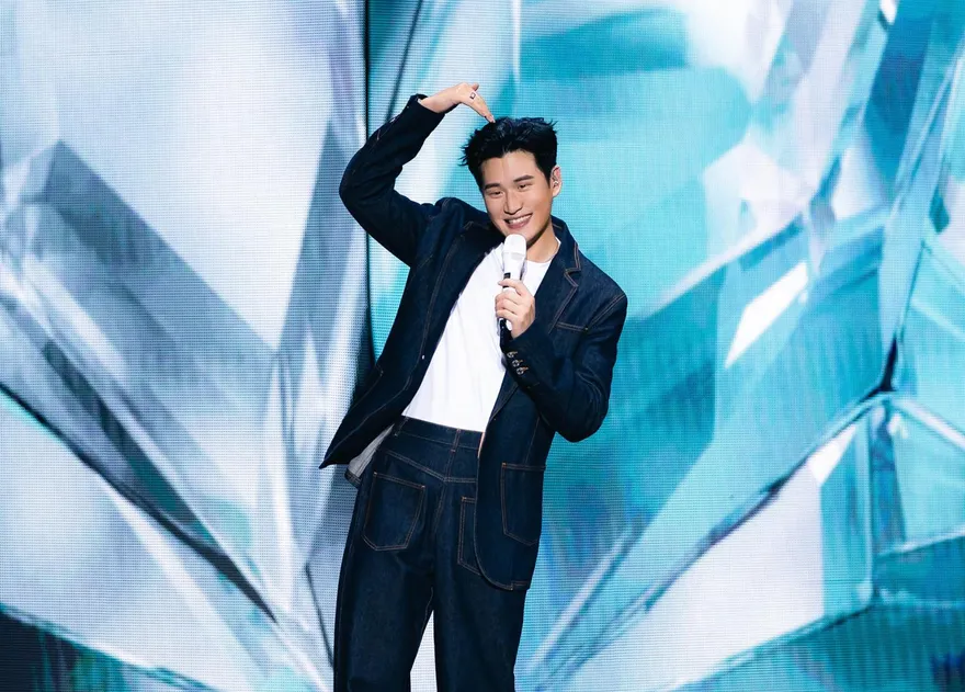 周興哲唱一半突自爆「褲子穿反了」  萬人台下狂喊：脫脫脫
