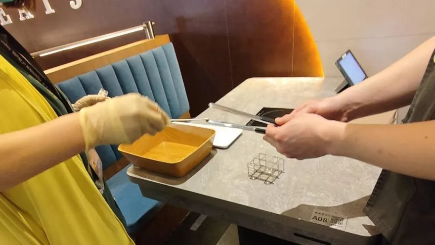 火鍋吃到飽食安風波！客控吃到「尿味螃蟹」　半夜狂吐瀉送急診