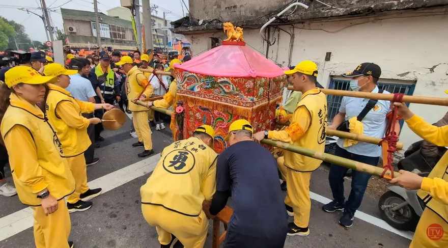 影/白沙屯媽祖進香！粉紅超跑「十字路口暴衝」停駕休息