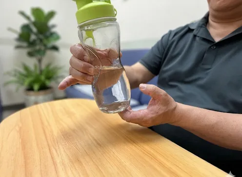 拿水杯痛到崩潰！他手指腫脹變形　針灸3個月甩掉止痛針