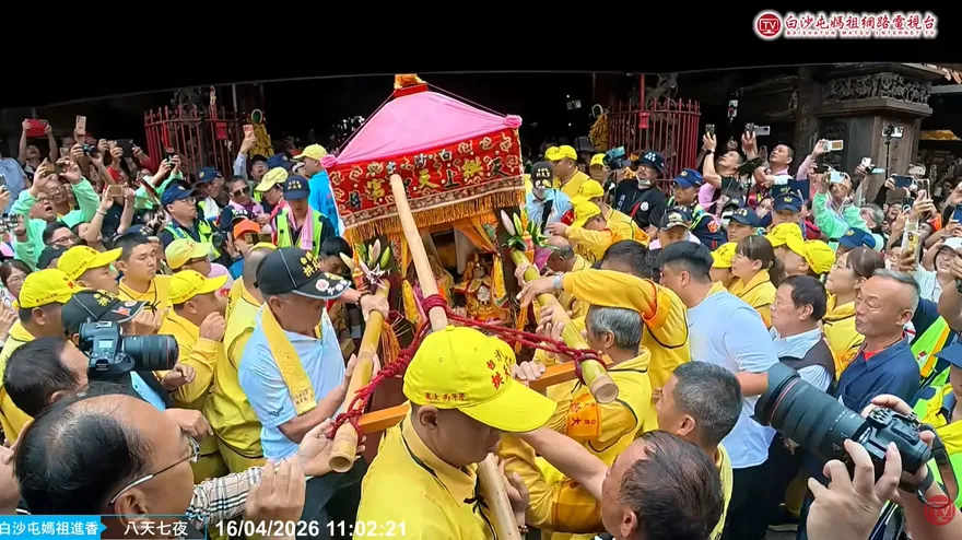 白沙屯媽祖抵北港朝天宮　萬眾香燈腳齊喊「進喔」