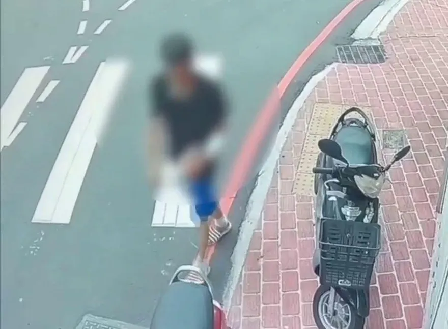 影/相隔半年恐怖畫面再現！苗栗又見「狂男超商前揮刀」