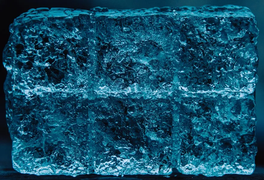 天降奇「冰」！加州民宅遭巨大冰塊砸穿屋頂　FAA展開調查