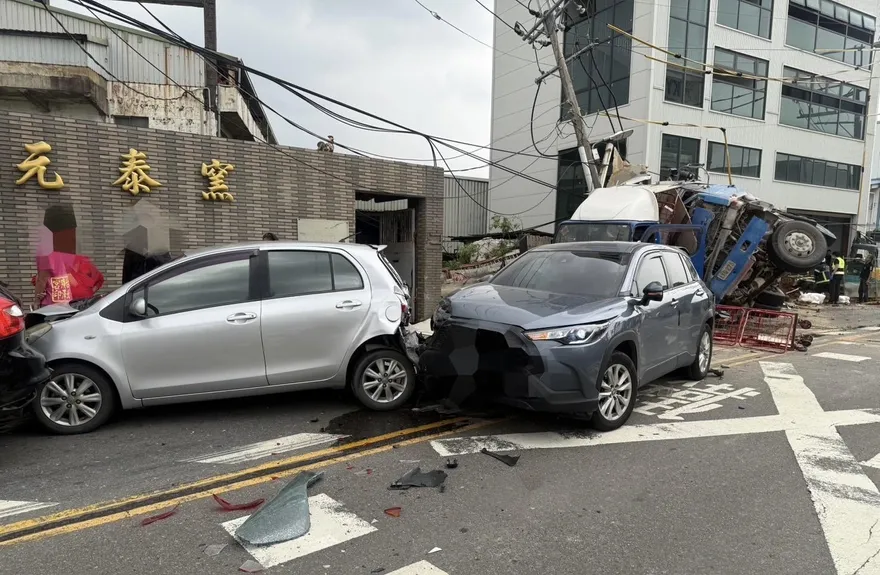 新北鶯歌砂石車衝撞翻車　多人受困受傷送醫