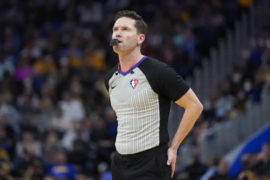 NBA/勇士、快艇生死戰太激烈！連裁判也傷退　比賽緊急中斷