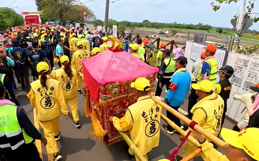 媽祖鑾轎旁緊跟「紅臂章」神秘長者！信眾曝真實身分：超資深