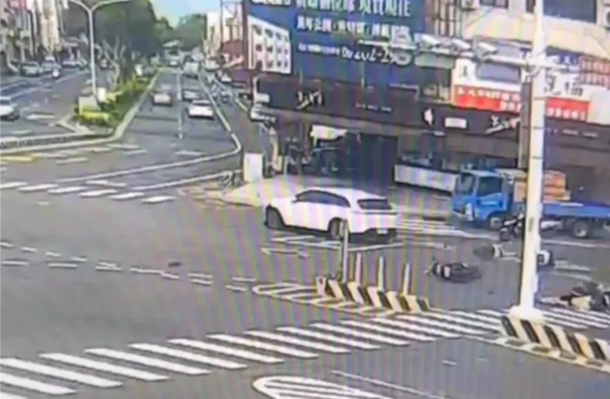 影/台南毒駕女狂飆「保齡球式」撞翻機車群！　3騎士慘遭拋飛