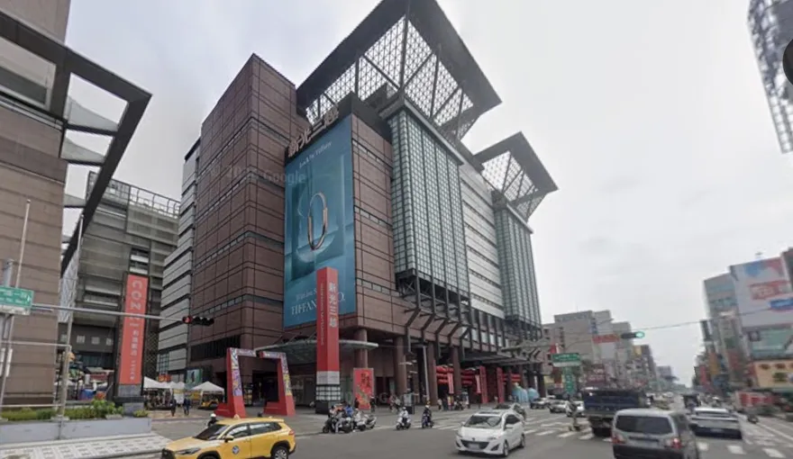 台南新光三越降瓷磚雨　女子遭砸中手腳受傷