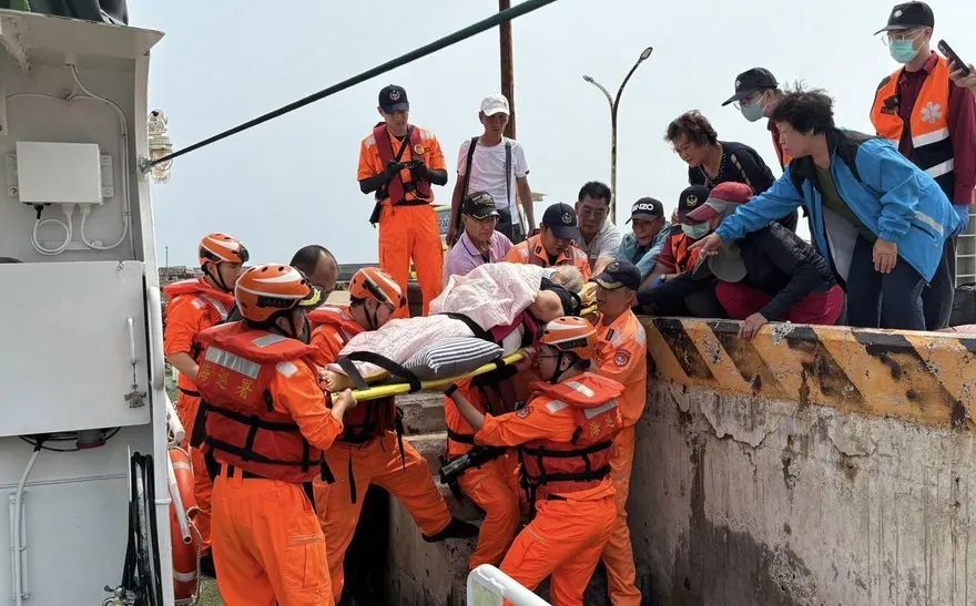 澎湖七美老婦髖關節骨折　海巡巡防艇助後送救援