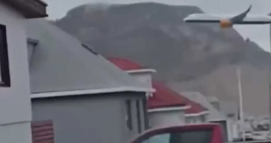疑最後一飛想留紀念！機師擅自貼屋頂飛　居民嚇瘋以為要墜機