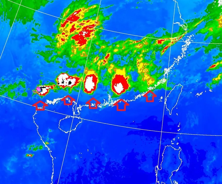 「排隊的雲團」畫面曝！鄭明典：在梅雨季是致災豪雨特徵