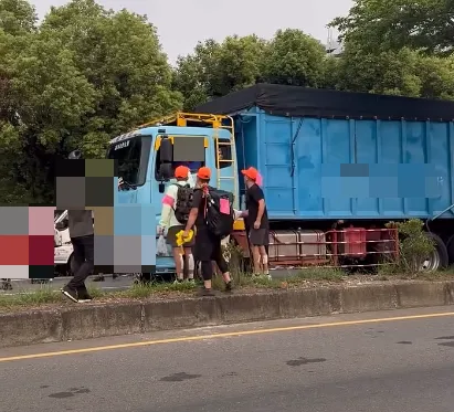 影/大貨車卡進香人潮按喇叭提醒　香燈腳圍嗆影片曝