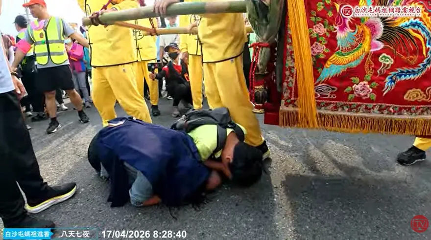 母子跪地「拜託救救他」　白沙屯媽祖聞聲停轎輕撫