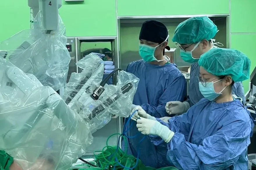 車禍後腸道外露！74歲阿伯靠機器手臂手術　3天後下床走路