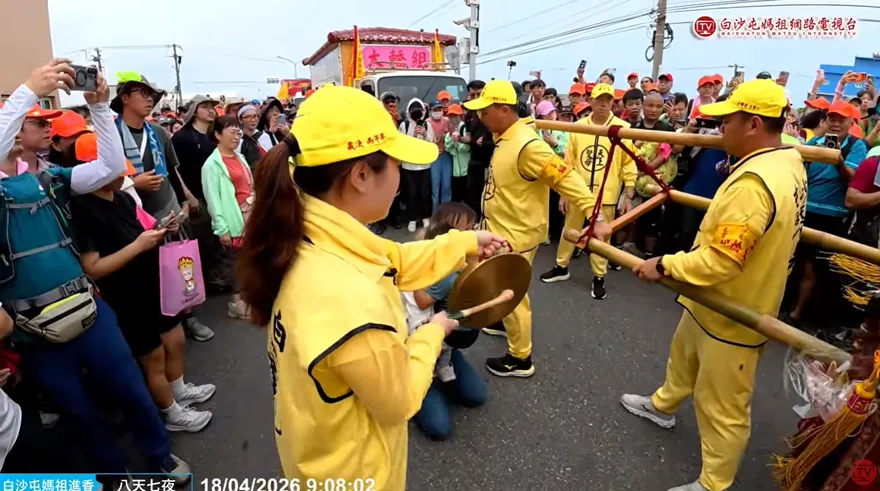 母抱子跪求保佑！白沙屯媽祖停轎賜福…粉紅超跑加速了