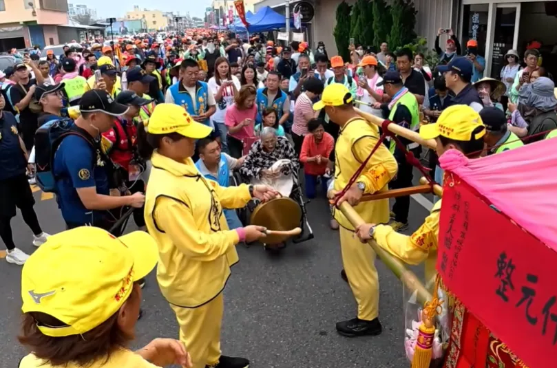 影/感動全場！白沙屯媽祖鑾轎高抬　護佑輪椅翁鑽轎底