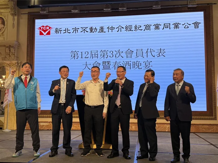 李四川粉專「川伯給推」首集突移除！他抓包蘇巧慧助理拍攝盯場