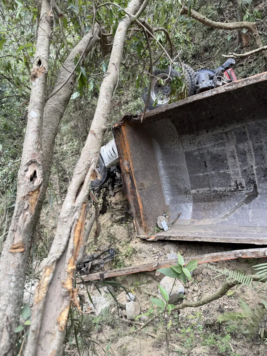 影/南投砂石車「撞破護欄」墜百米深谷　駕駛拋飛慘死