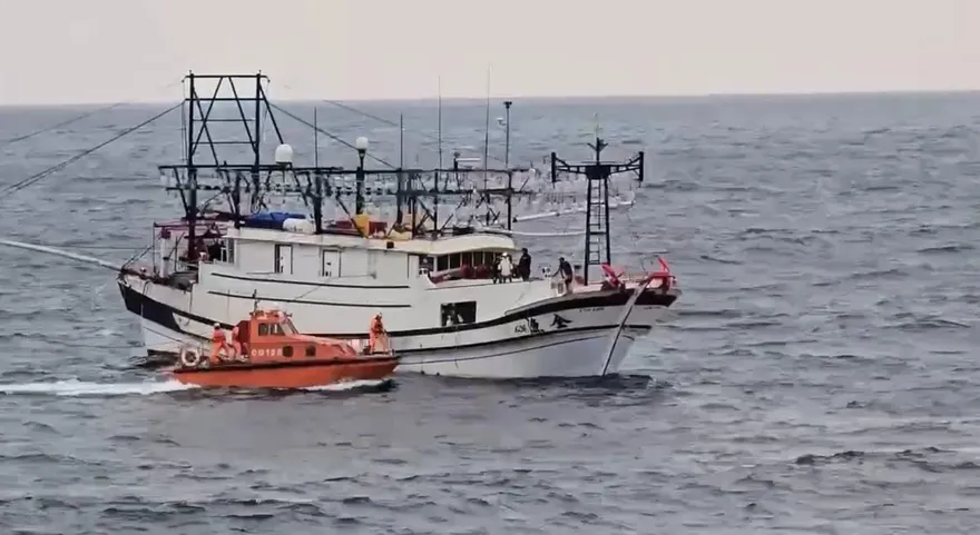 影/海巡雙艦出動！「全漁6」6漁工平安獲救　船長仍失聯