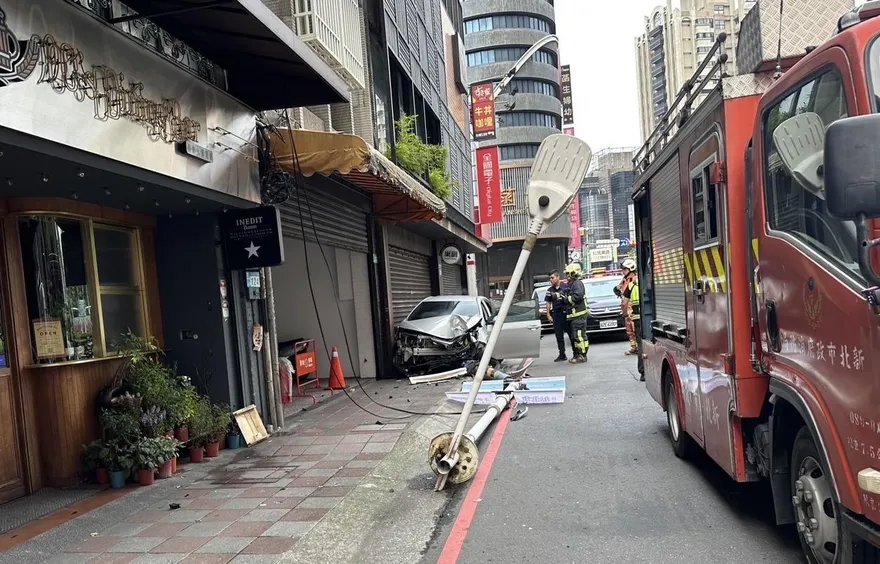 影/新北板橋轎車撞斷路燈　駕駛身揹通緝逃逸遭逮