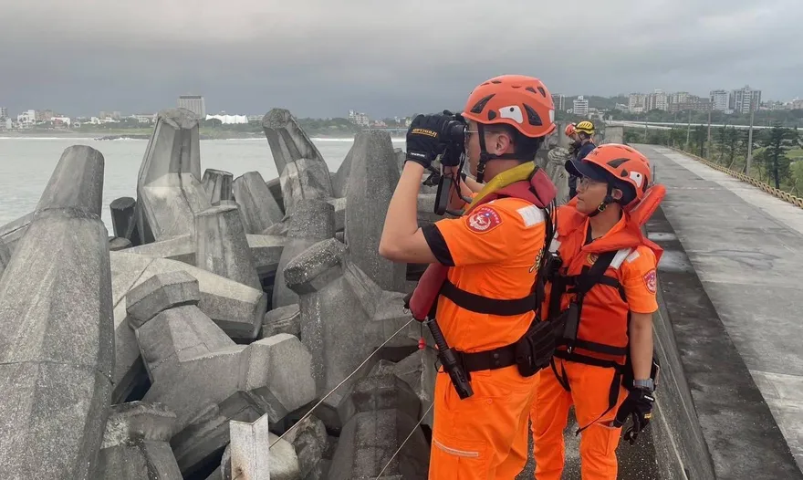 影/花蓮北濱公園釣客疑落海失蹤　海巡緊急動員搜救
