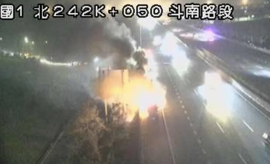 國道1號斗南段火燒車　自小客車陷火海濃煙竄天