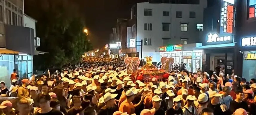 影/大甲鎮瀾宮媽祖遶境超硬大場面！「3員警遭圍毆」受傷送醫