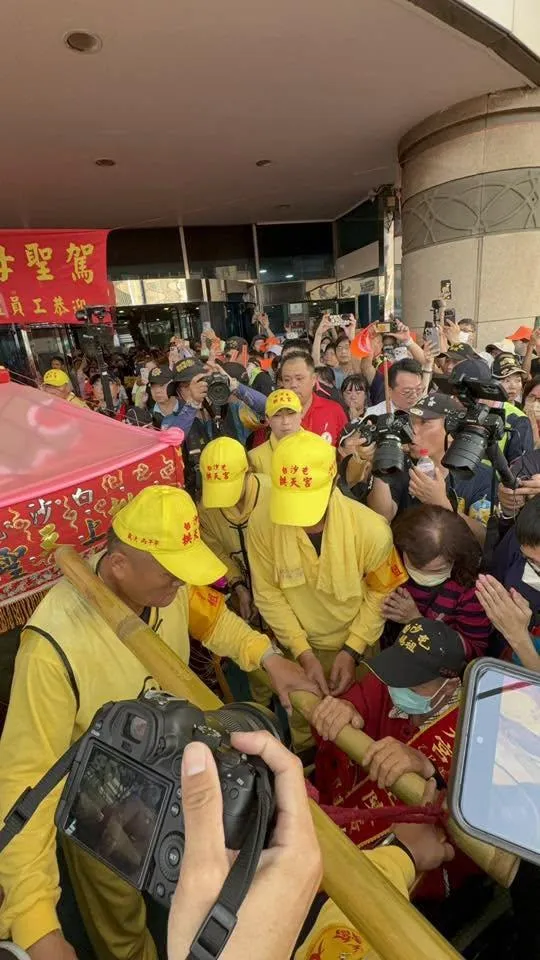 白沙屯媽祖突「急轉彎衝醫院」　探視住院86歲爐主伯