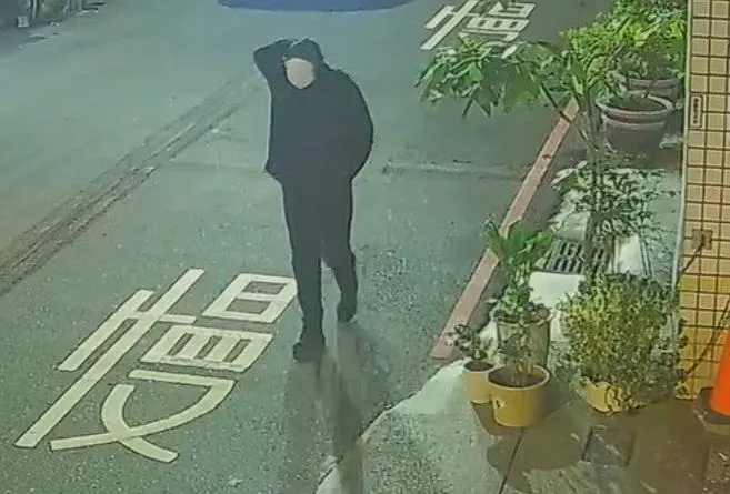影/張文2.0？台中面具男「雙刀逼近人群」遭逮、員警民眾傷