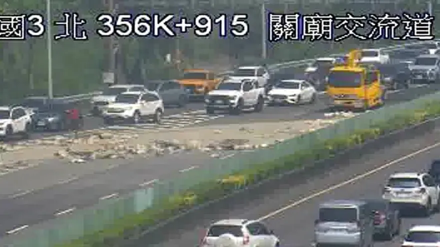 假日出遊注意！國3關廟段聯結車翻覆「巨量土石佈滿車道」