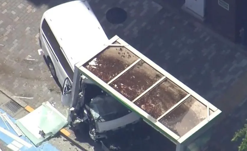 澀谷重大車禍！5旬男開車「砰」撞公車站慘死　疑「癱靠方向盤」