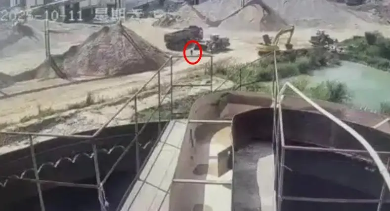 砂石車卸料「倒出一具男屍」　陸建材廠主管違規進作業區遭活埋