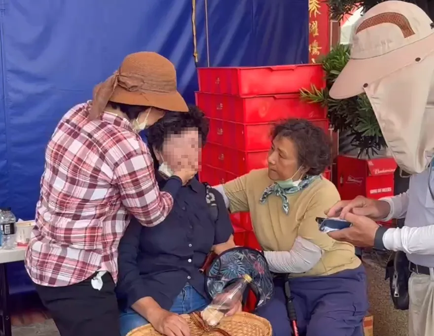 影/婦人追大甲媽祖全身癱軟冒冷汗　救護車急速馳援