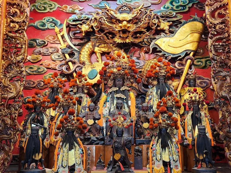 年年祝壽！10多隻枯球籮紋蛾停駐玄天上帝神像　畫面曝光